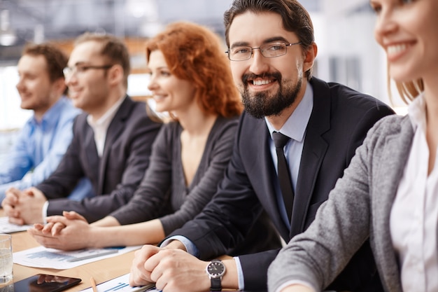 Uomo esecutivo incontro gli adulti