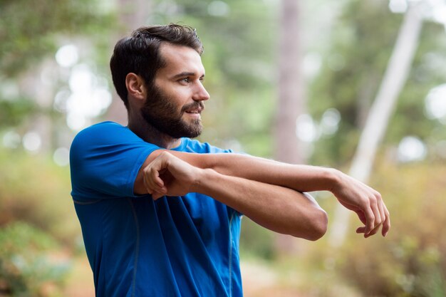 Uomo che si esercita nella foresta