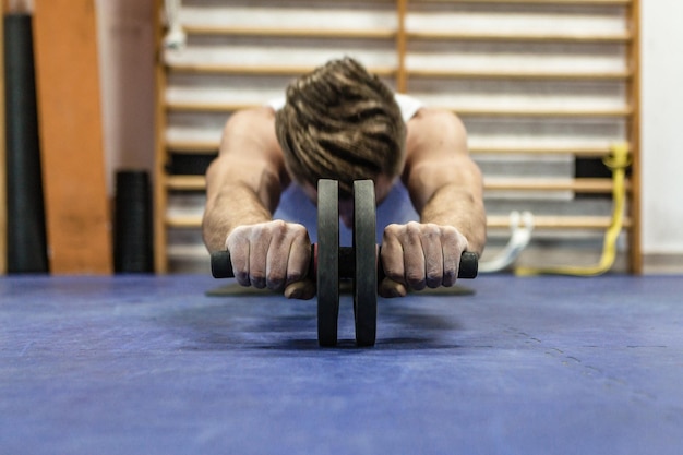 Foto uomo che si esercita in palestra