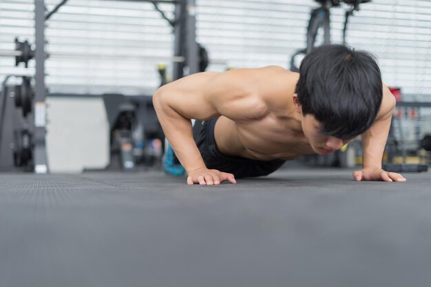 Foto uomo che si esercita in palestra