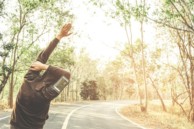 写真 道路で木にぶつかって運動する男性