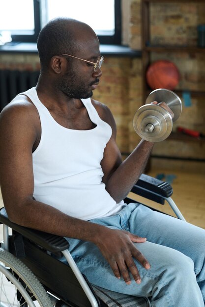 Photo man exercising with dumbbells during rehabilitation