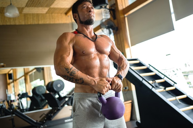 Uomo che si esercita con un kettlebell