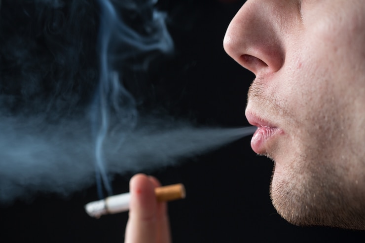 Photo man exhaling cigarette smoke