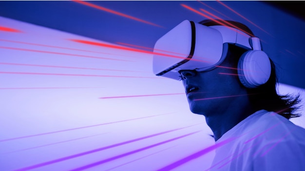 Человек, испытывающий ремикс наушников VR