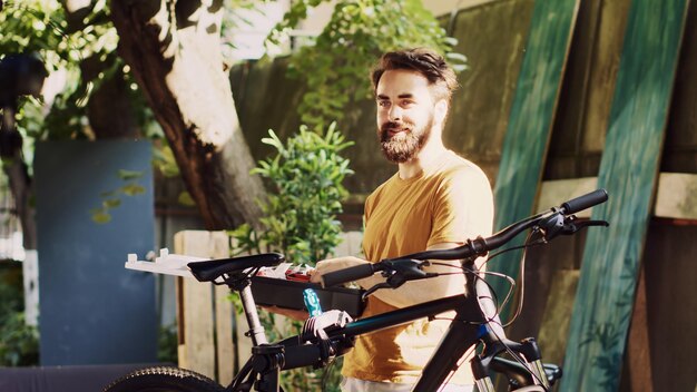 自転車の修理用の道具を探求する男性