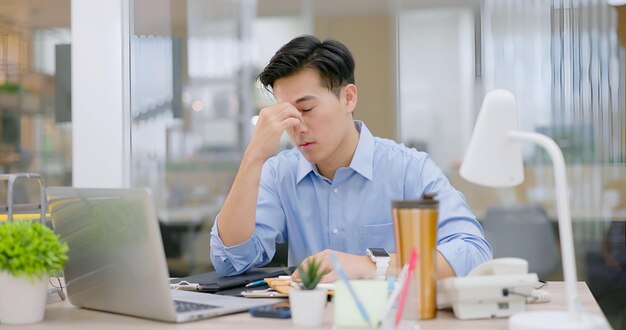 写真 仕事中の男性の目の痛み