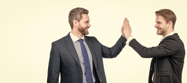 Foto banner ritratto volto uomo con spazio copia due uomini d'affari che danno cinque dopo un affare di successo