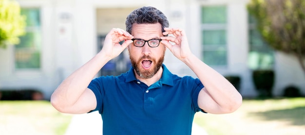 Foto banner ritratto viso uomo con copia spazio correzione della vista cura degli occhi ottica per la salute degli occhi torna a scuola