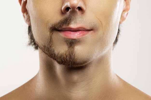 Foto fronte dell'uomo con una barba parzialmente rasata. prima e dopo il confronto.