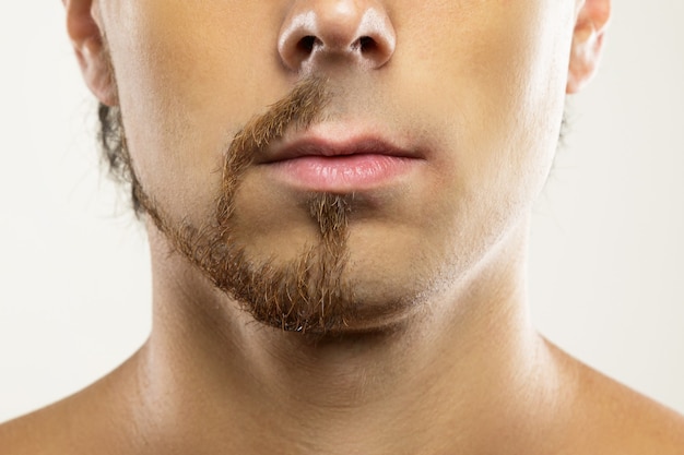 Fronte dell'uomo con una barba parzialmente rasata. prima e dopo il confronto.