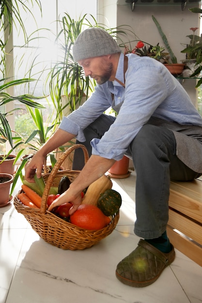 屋内の庭で野菜を育てる男性