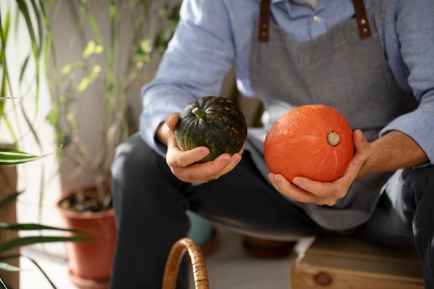 Uomo che coltiva verdure nel suo giardino interno