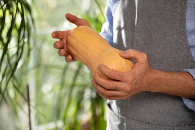 写真 屋内の庭で野菜を育てる男性