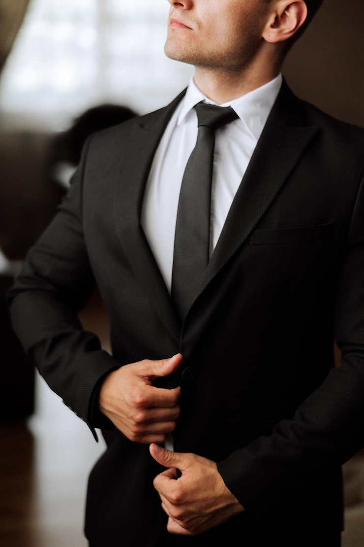 Photo man fastens the buttons the groom in a suit close up man is buttoning his vest perfect to the last detail modern businessman