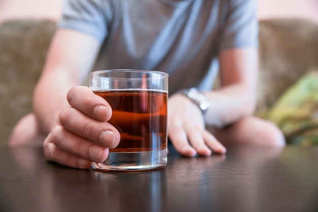 孤独を感じ、アルコールを飲む男