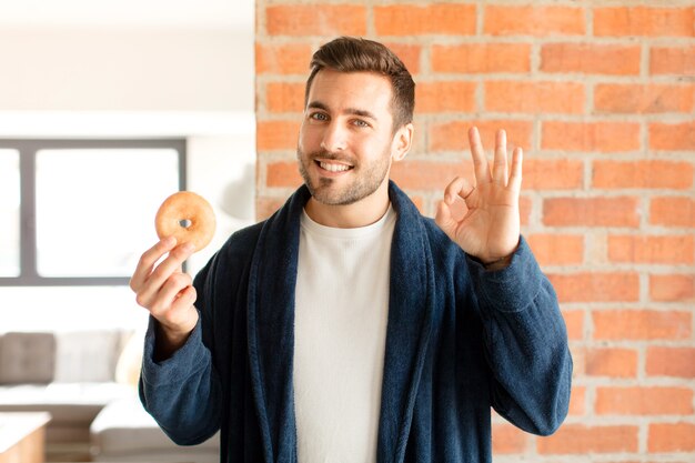 幸せ、リラックス、満足を感じ、大丈夫なジェスチャーで承認を示す男、笑顔の男