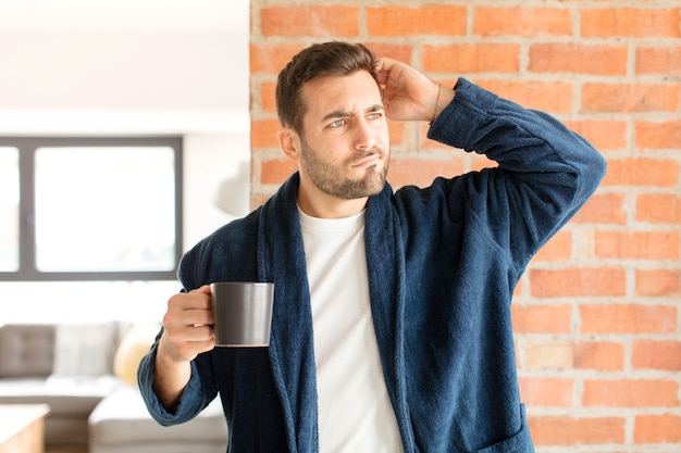 L'uomo si sente perplesso e confuso, si gratta la testa e l'uomo guarda di lato