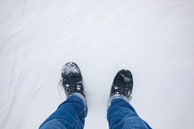 雪の中の男の足