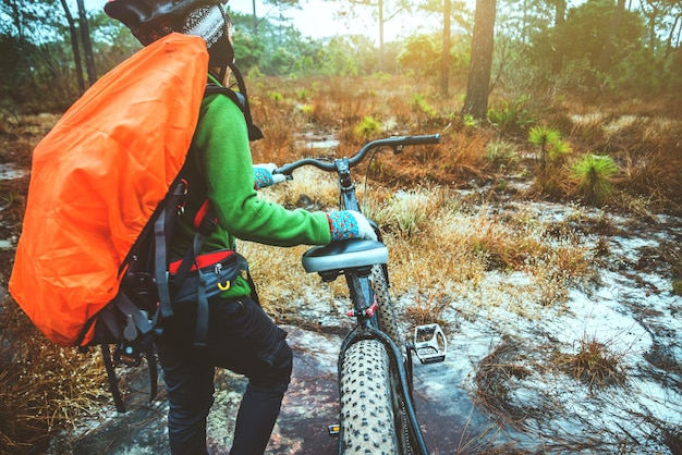 Foto man fietsen in het bos