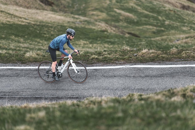 Man fietst op bergweg