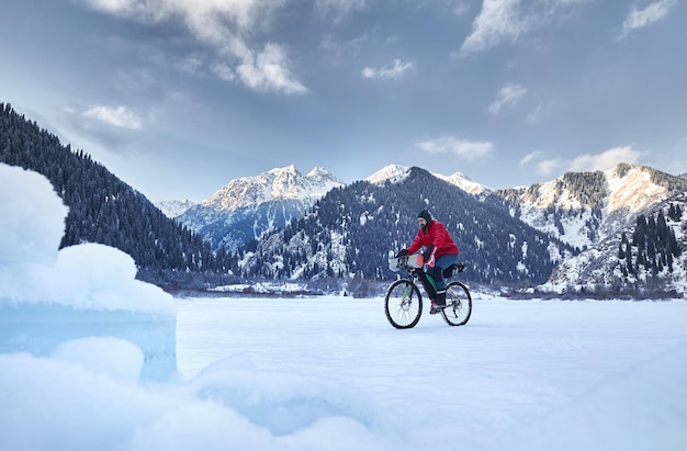 Man fietst op bevroren meer