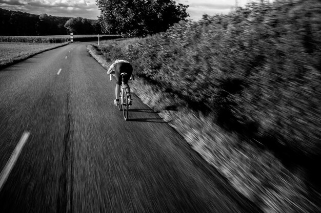 Man fietst op de weg