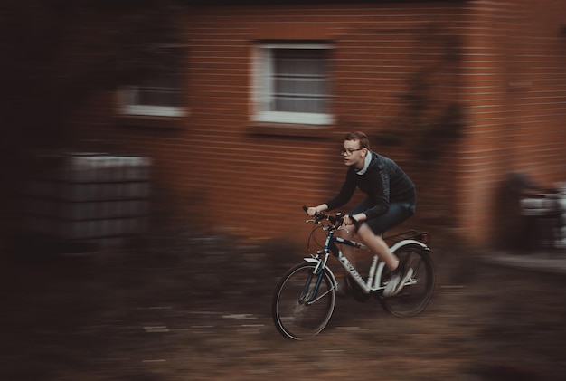 Foto man fietst op straat.