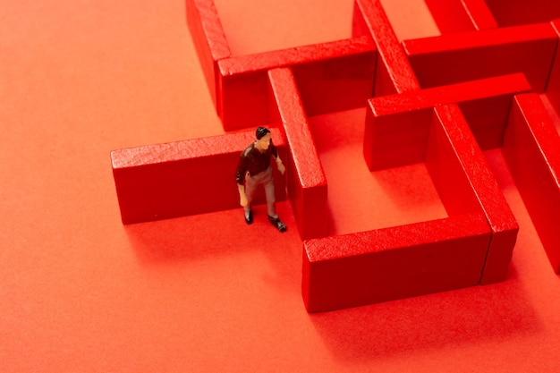 Foto figurina di uomo e labirinto di legno rosso vista ad alto angolo elevata