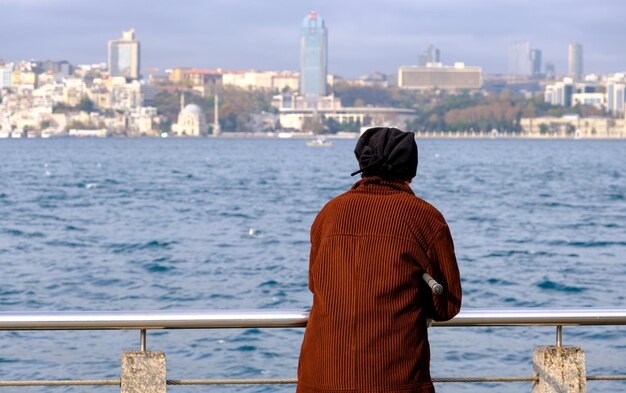 イスタンブールのボスポラス海峡で釣りをする男性