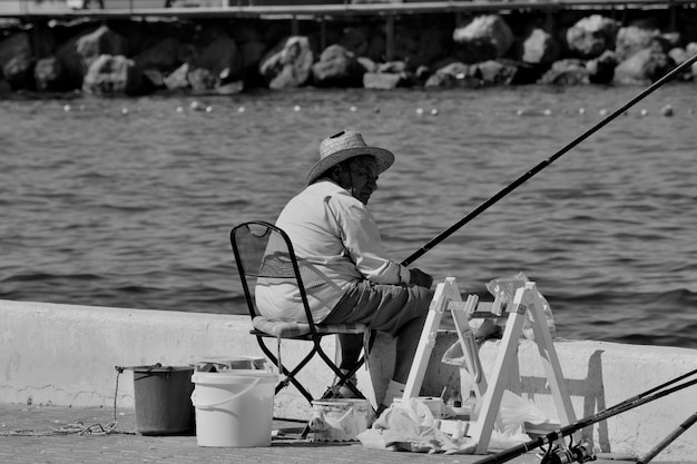 写真 海で釣りをしている男