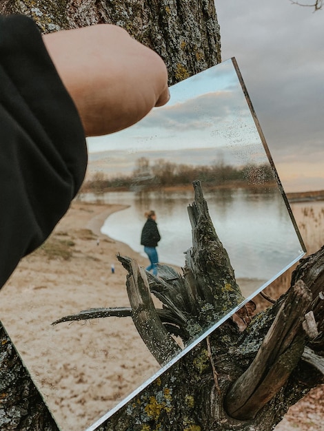 Photo man fishing on lake against sky