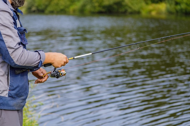 Foto uomo che pesca nel lago