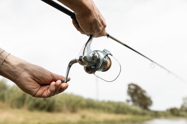 Uomo pesca al fiume