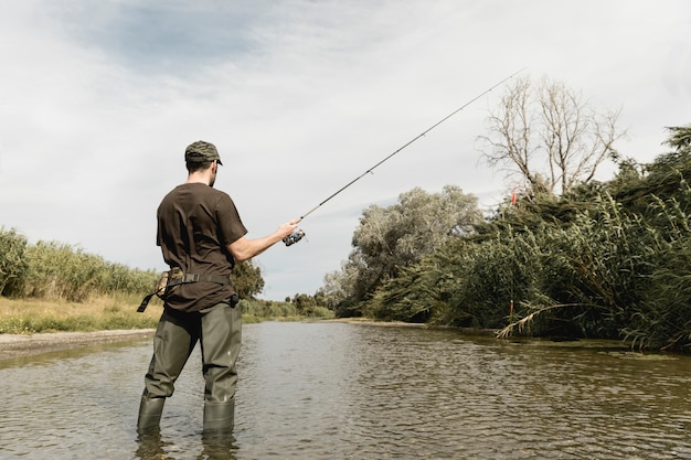 Foto uomo pesca al fiume