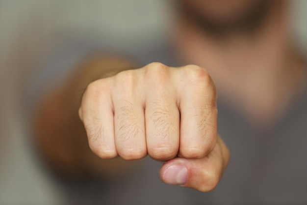 入れ墨のためのスペースを持つ男拳