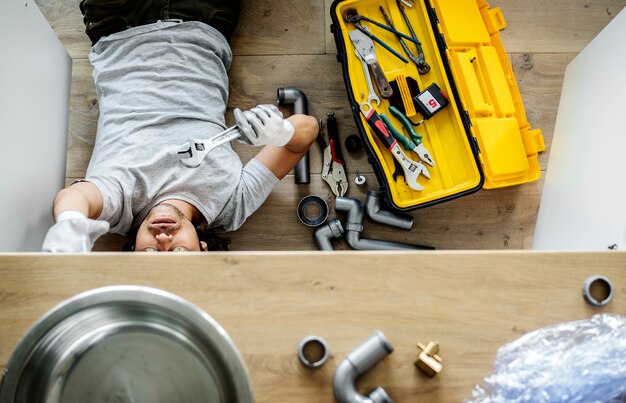 Photo man fixing kitchen sink