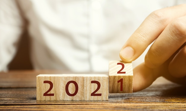 男は2021年から2022年にブロックをめくります。新年が始まります。休日とクリスマス
