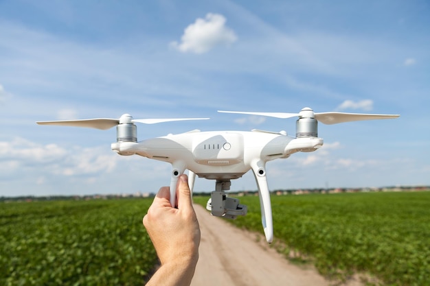 Фото Человек летит на дроне в зеленом поле