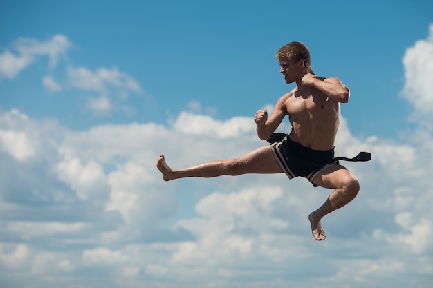 Uomo che vola calcio in cielo