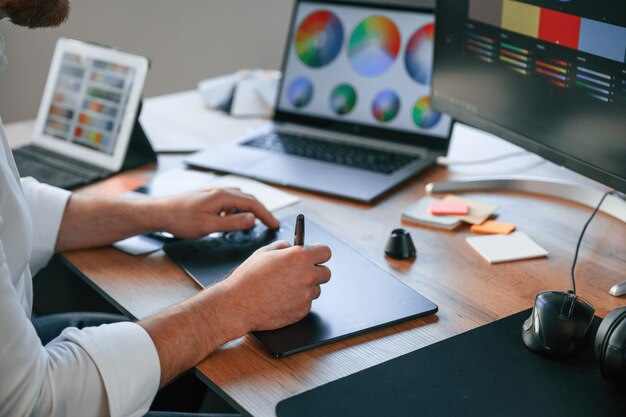 Photo man in formal clothes is working in the modern office using computer