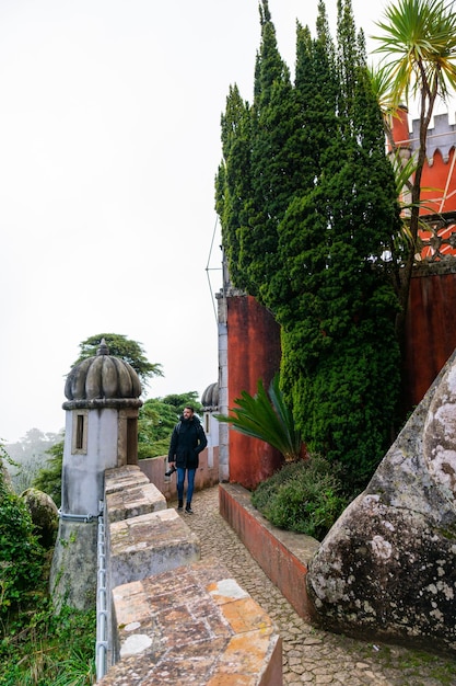 Man fotograaf bij het Pena Palace in Sintra Portugal