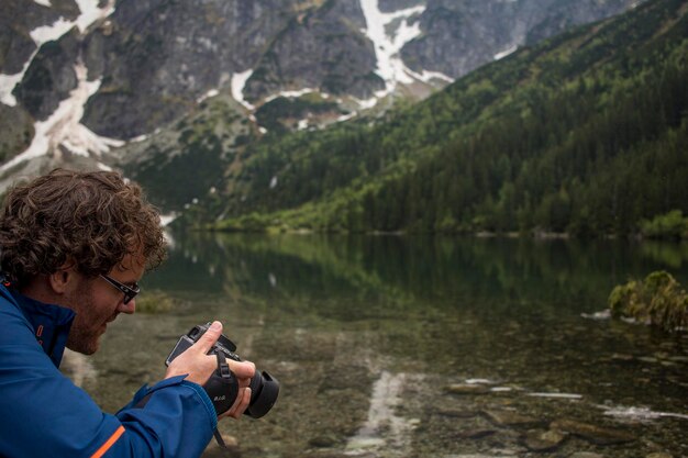 Man fotografeert bij het meer van Morskie Oko