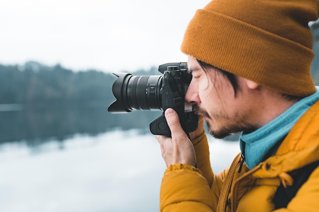 Man fotografeert door middel van een camera