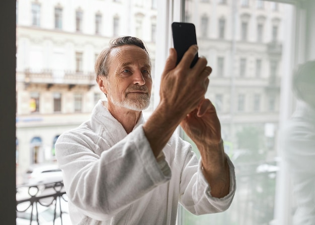 Man fotografeert met mobiele telefoon