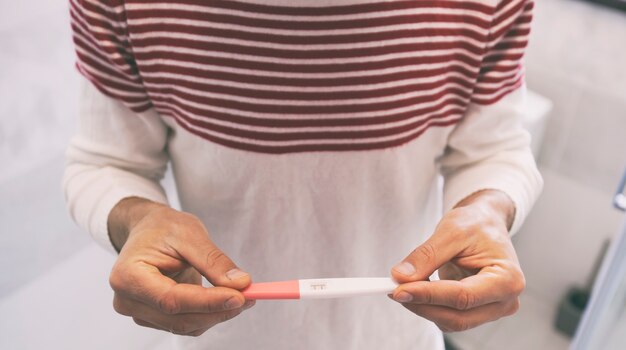 Мужчина нашел тест на беременность своей жены и теперь очень удивлен