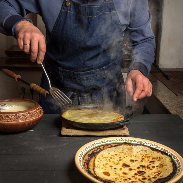 Man friet pannenkoeken