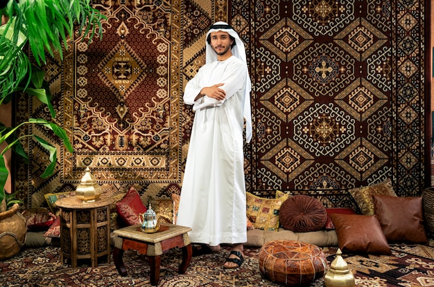Мужчина из Эмиратов в костюме кандуры.