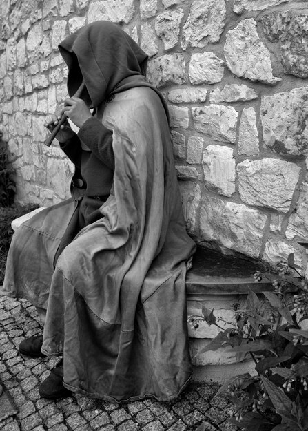 Foto uomo di fronte all'edificio