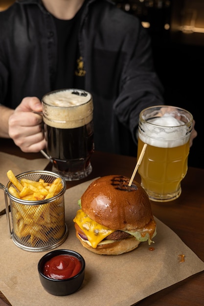 man gaat een hamburger eten